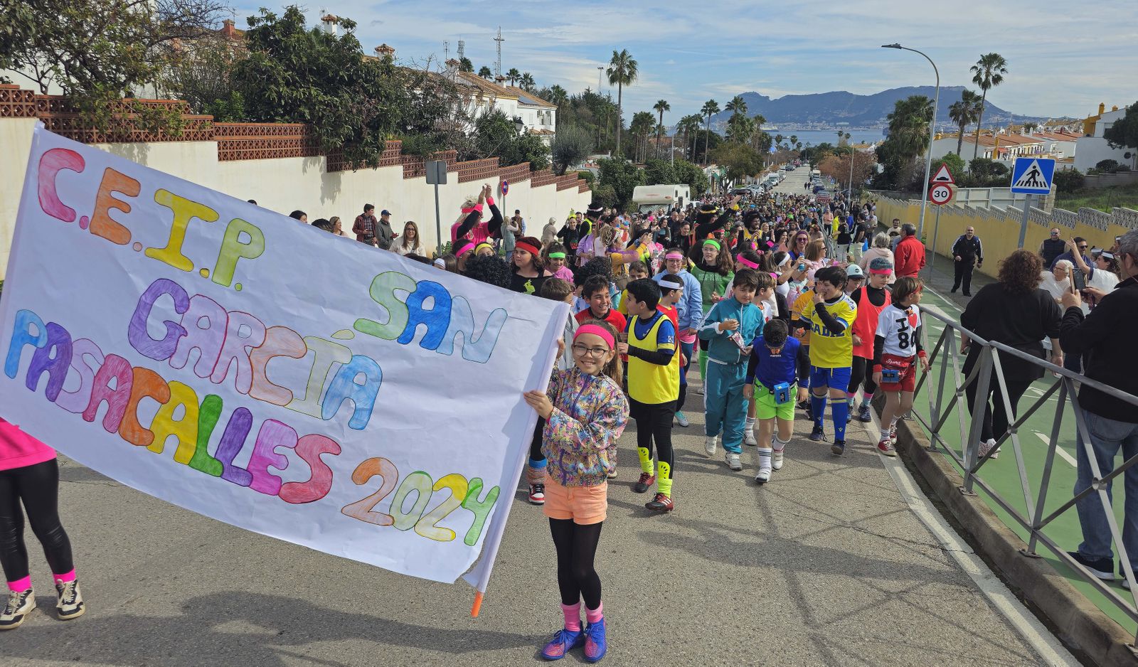 El pasacalles de carnaval del CEIP San García de Algeciras, en imágenes