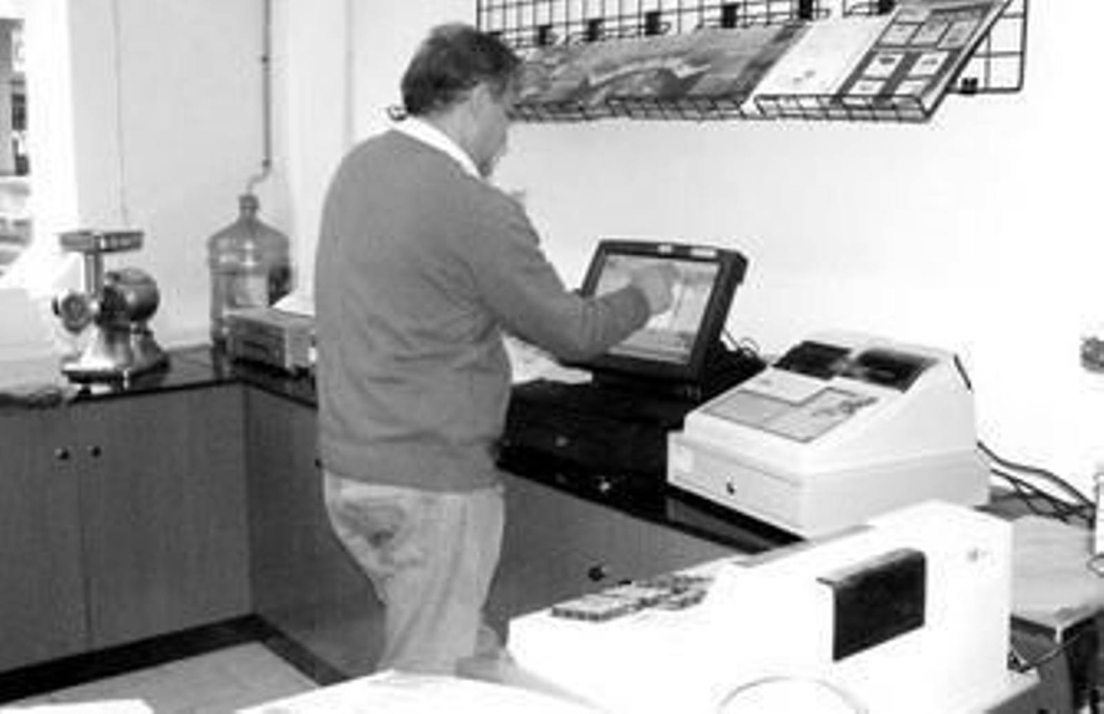 Los TPV han ido sustituyendo paulatinamente a las cajas registradoras en los grandes negocios, gracias a sus múltiples funciones.