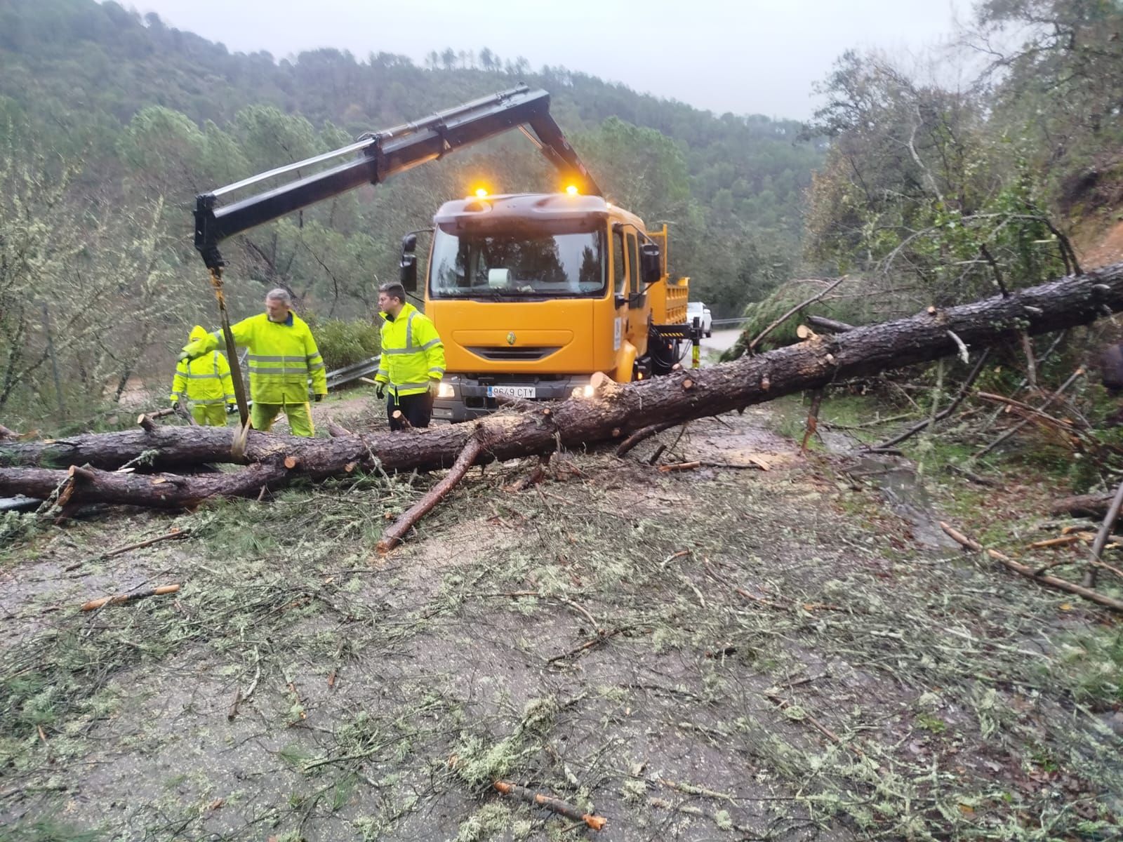 Equipos de Conservación de Carreteras y Caminos trabajan en una carretera.