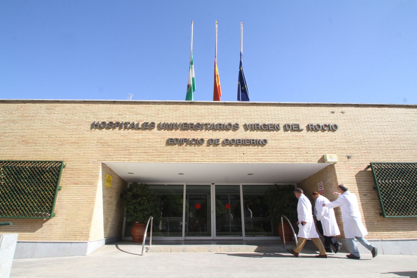 Facultativos acceden al edificio de gerencia del complejo hospitalario Virgen del Rocío.