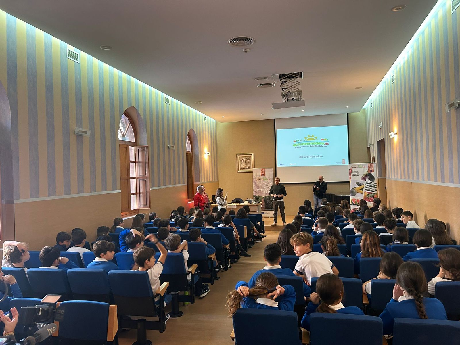 ‘Es de invernadero', el tour educativo que llevará  frutas y hortalizas sostenibles a estudiantes de toda España, recalará en Granada