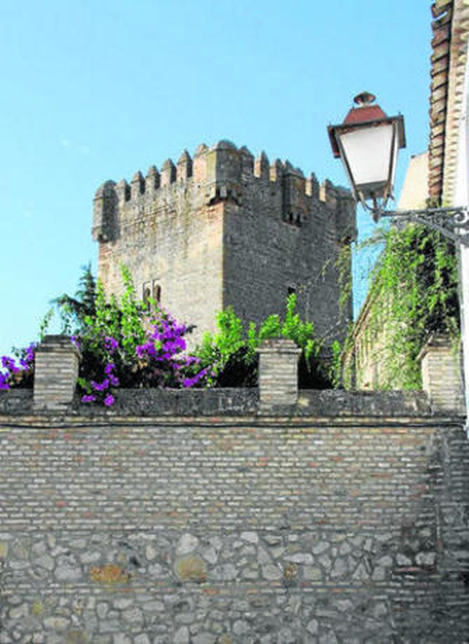 Imagen frontal del castillo de Montemayor, el monumento más notable de esta localidad de la Campiña.
