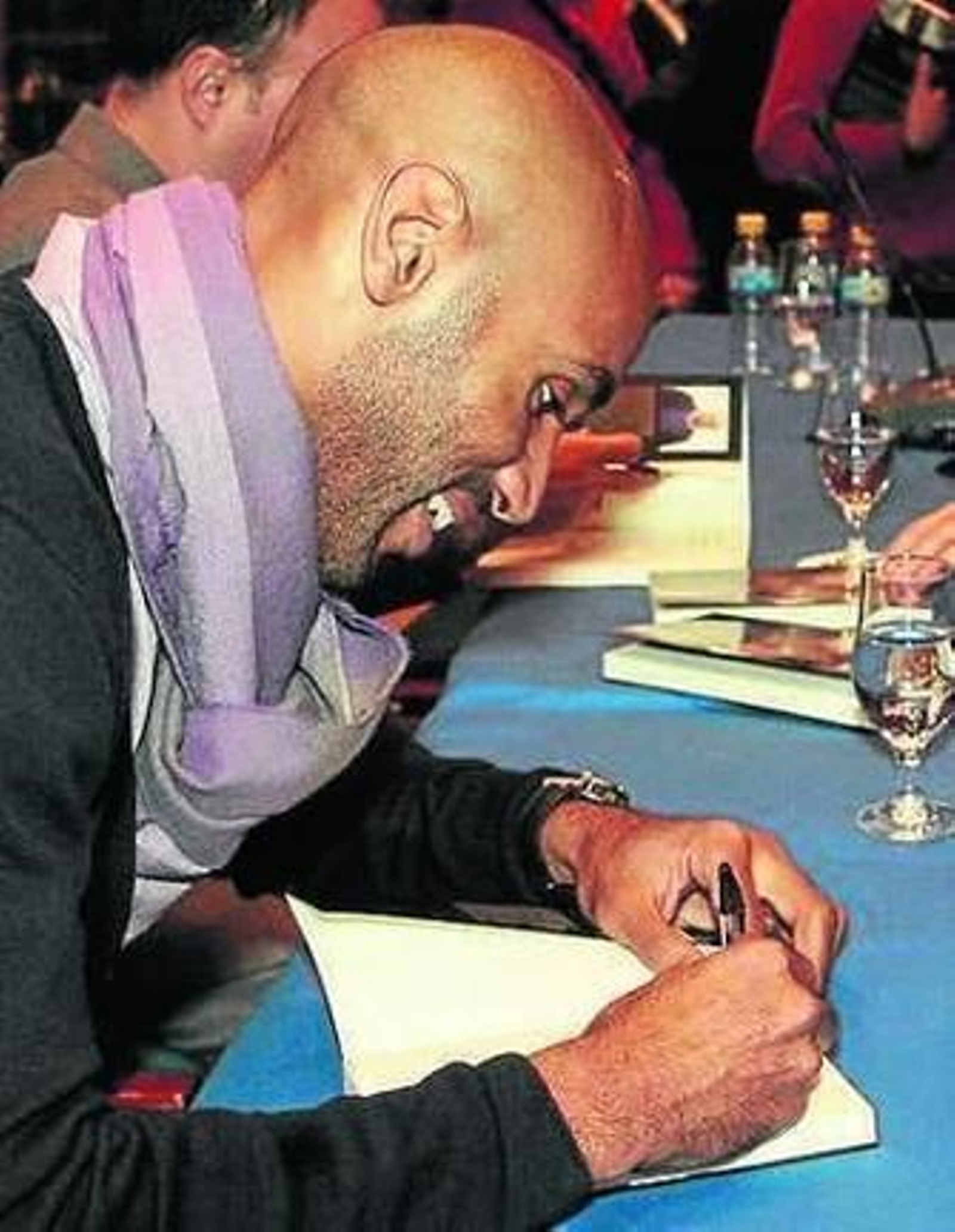 Kanoute firma su libro.