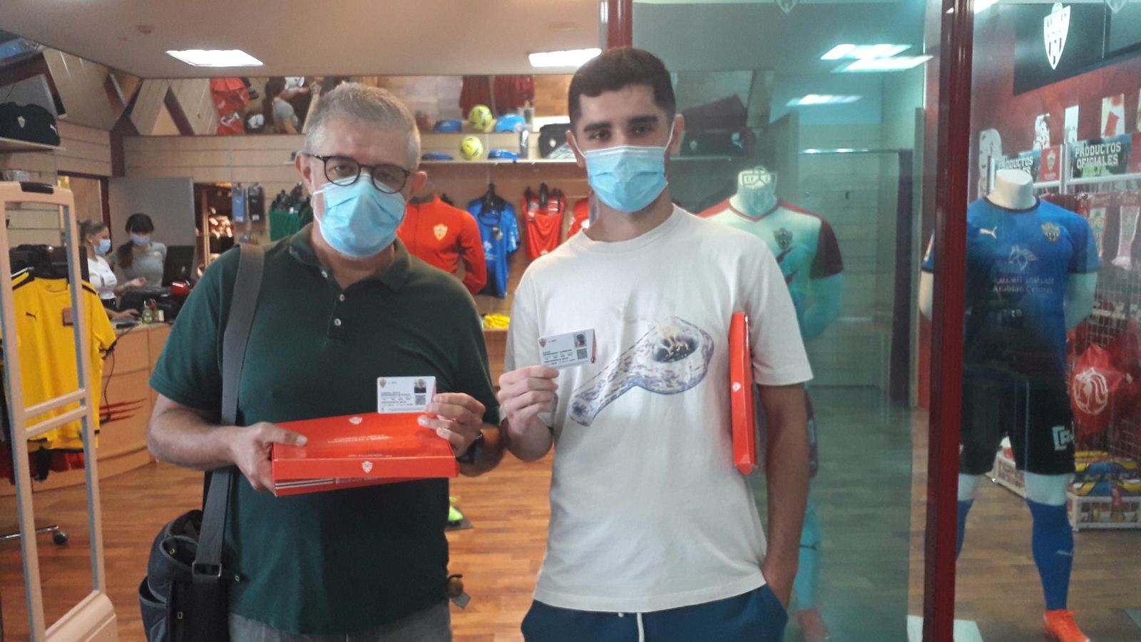 Dos abonos recién sacados.