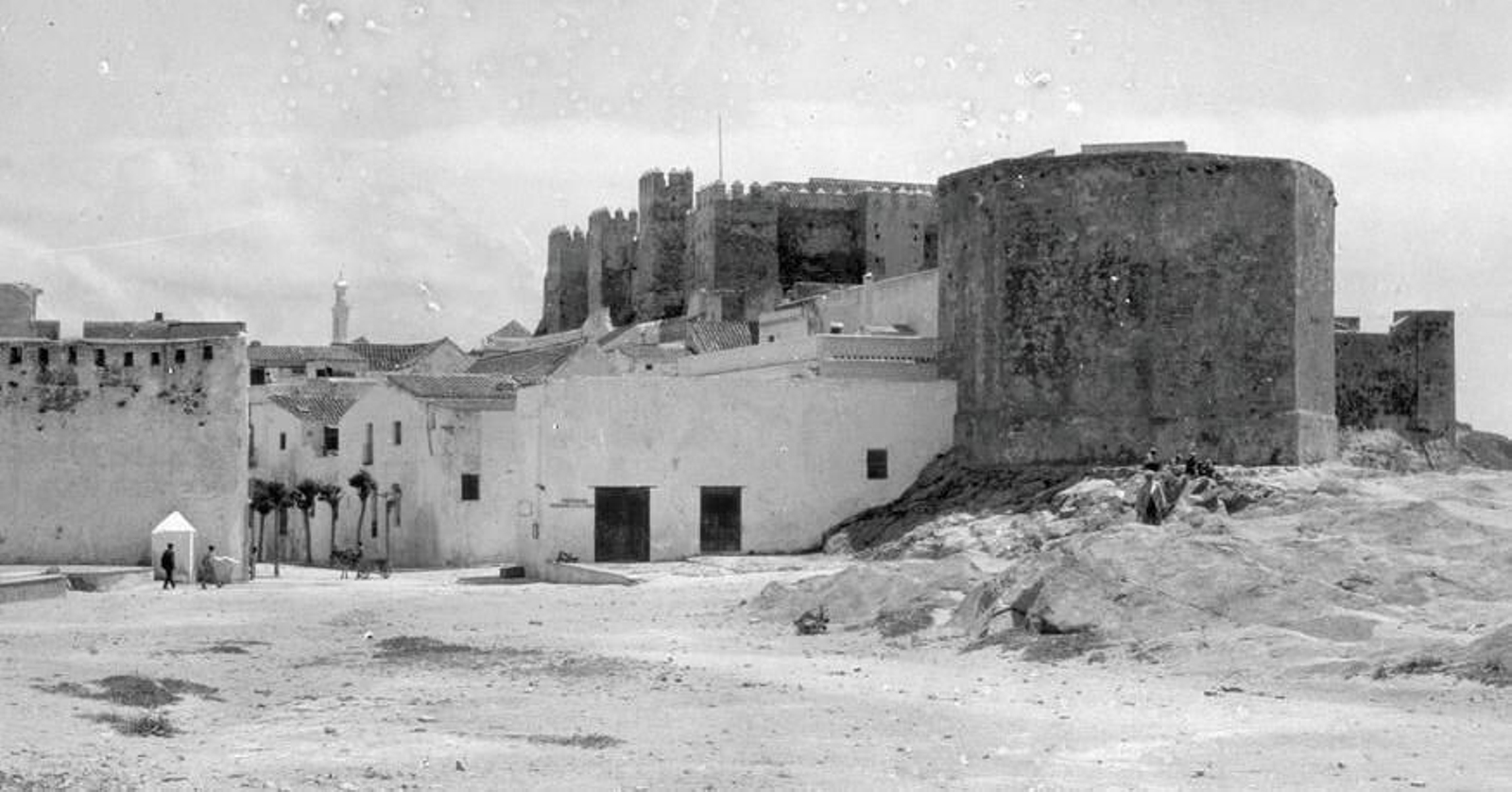Vista antigua de la zona de Puerta del Mar, por donde el arroyo tenía su salida en dirección a Los Lances.