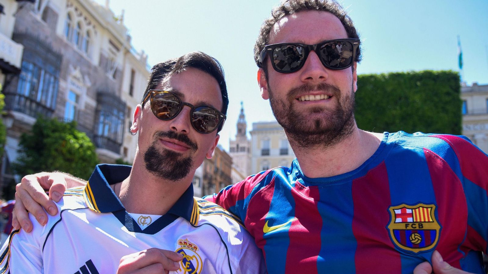 Dos amigos, uno aficionado del Real Madrid y otro del Barcelona, este sábado al mediodía en la Plaza de San Francisco.