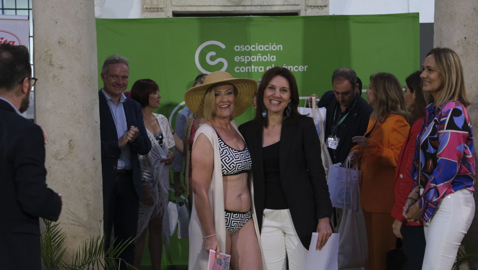 Imágenes del desfile benéfico contra el cáncer, en la Escuela de Artes de Almería