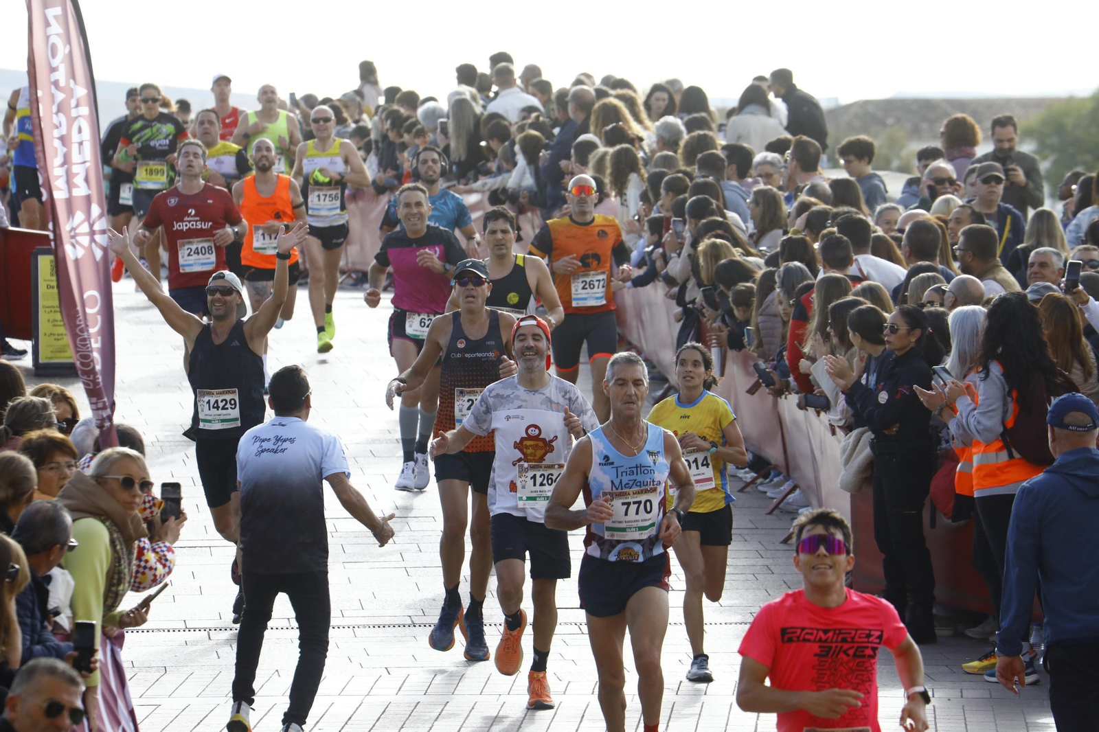 La gloria de cruzar la Puerta del Puente: las fotos de la línea de meta de la Media Maratón de Córdoba 2024