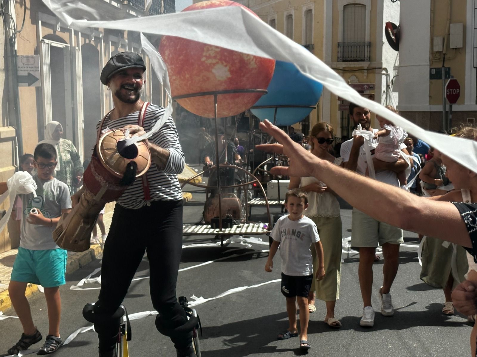 Tradicional diana con gigantes y cabezudos de Tabernas.
