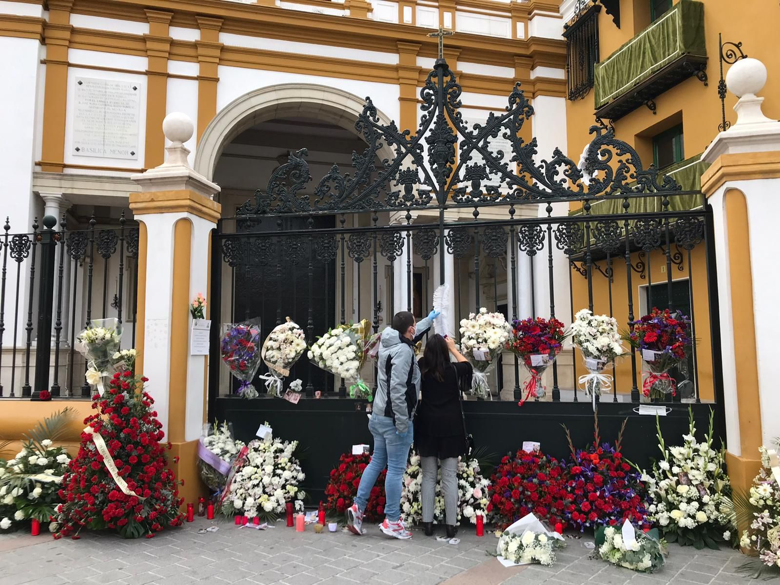 La reja de la Basílica de la Macarena con flores en la mañana del Jueves Santo