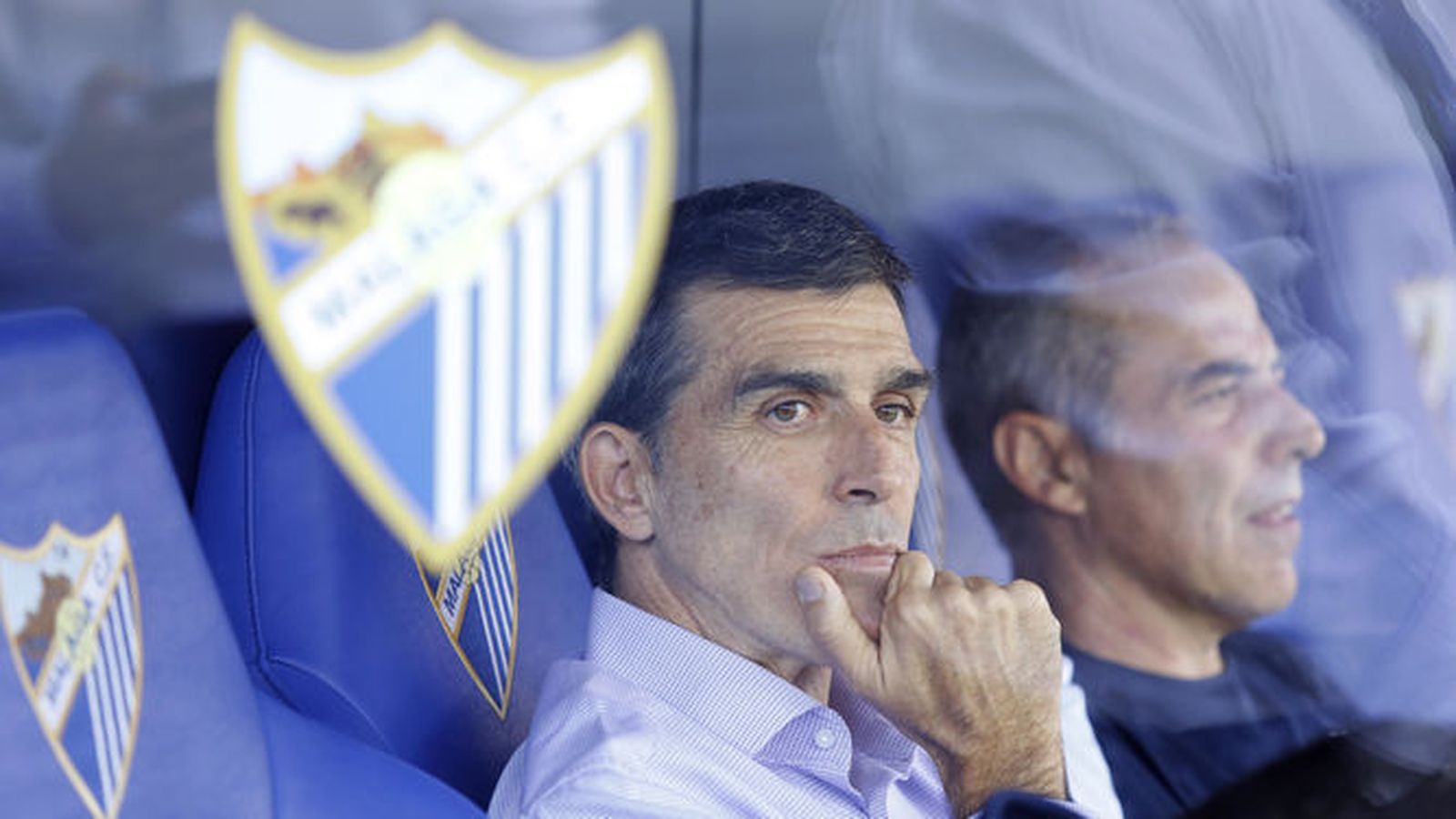 Juan Ramón López Muñiz, ayer, en el banquillo de La Rosaleda.