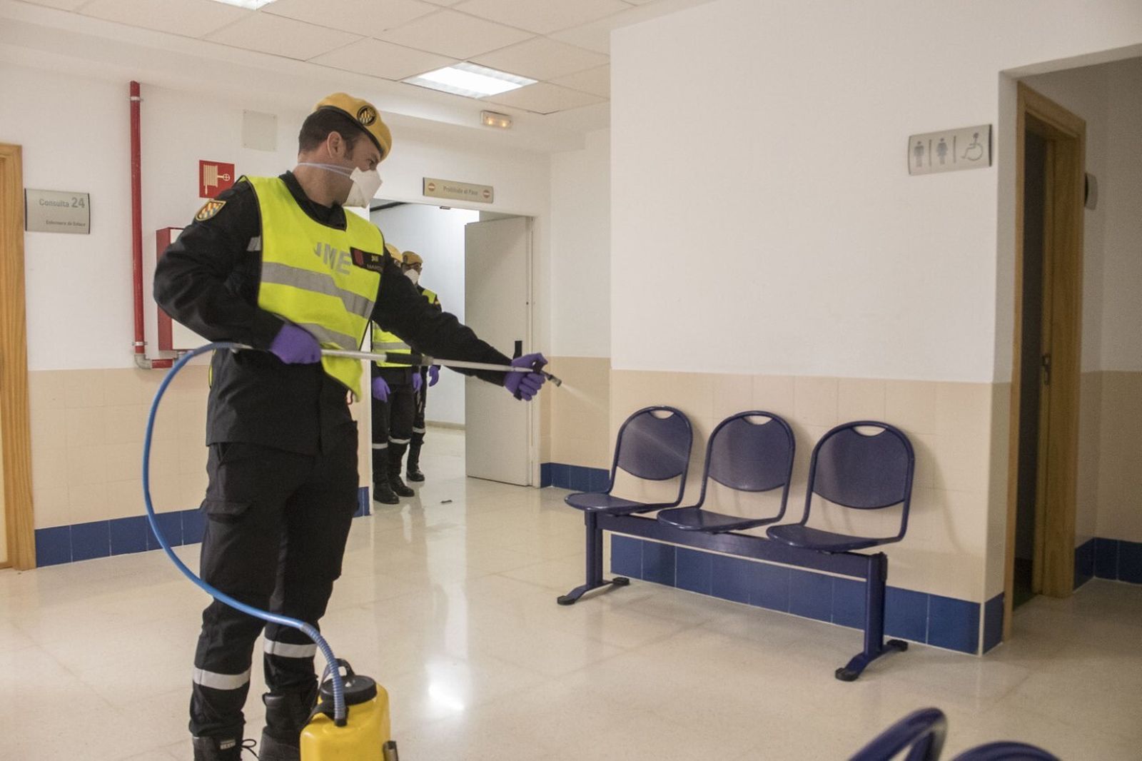 Efectivos de la UME desinfectando en el centro de salud de Estepa.