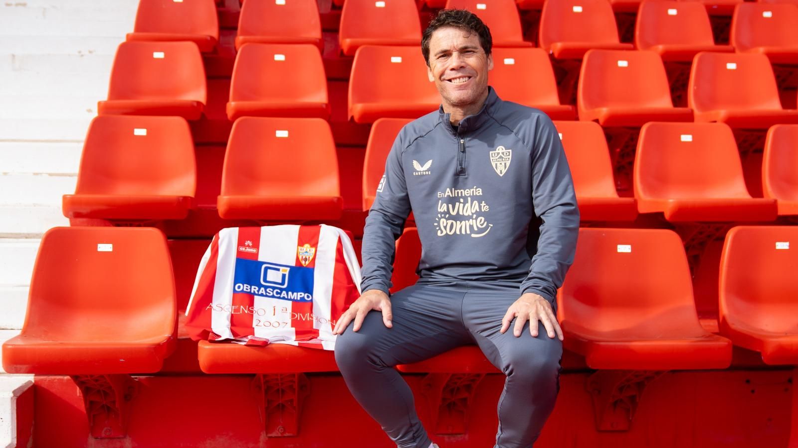 Rubi, con la mítica camiseta de 'Obrascampo', en el graderío del Juegos Mediterráneos