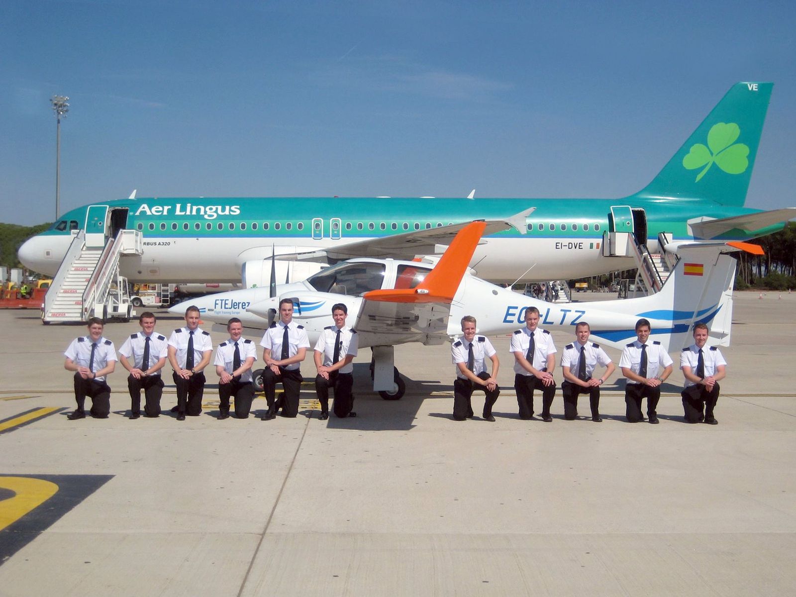 Cadetes de Aer Lingus formados en Flight Training Europe, en el aeropuerto.