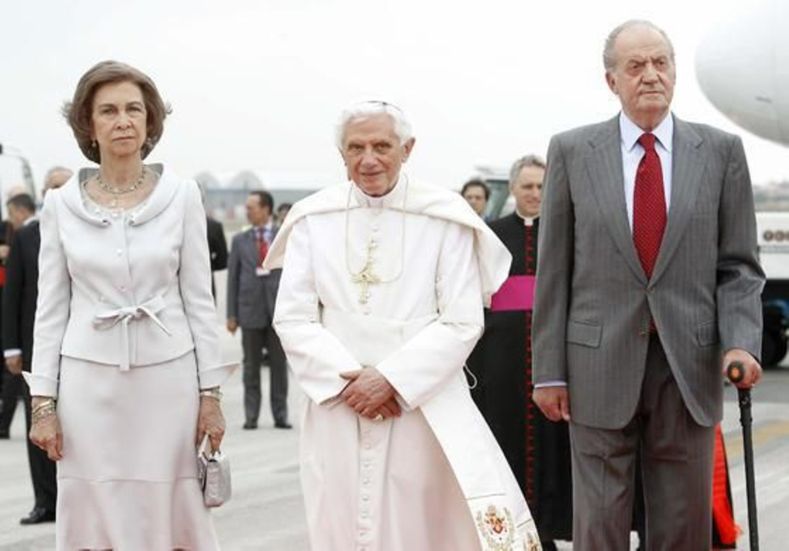 Los Reyes reciben al Papa Benedicto XVI a su llegada al aeropuerto de Barajas.

Foto: efe