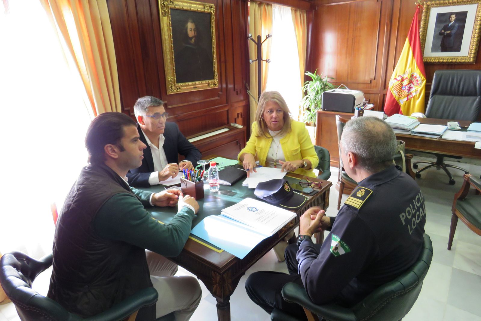 Ángeles Muñoz, junto a los concejales de Obras y Limpieza y el jefe de la Policía Local.