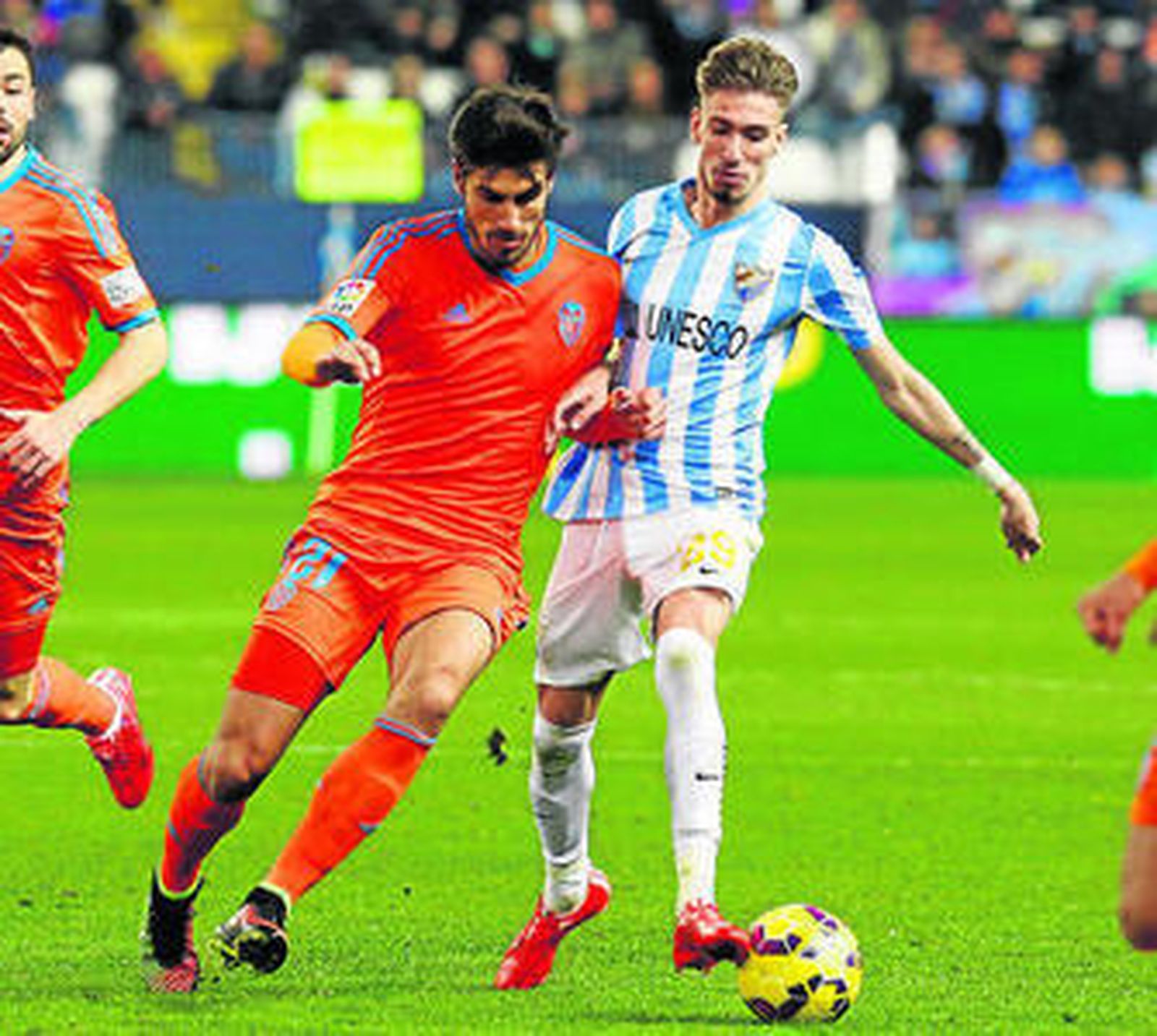 Samu Castillejo pela un balón con André Gomes en el partido de anoche.