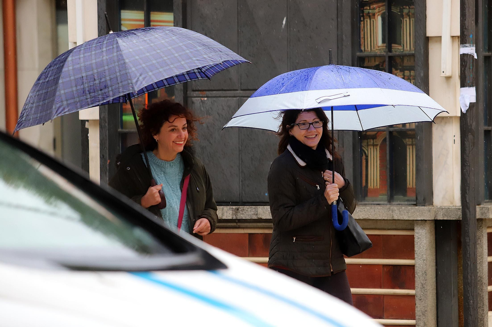 Día de lluvia, viento y frío en Huelva, en imágenes