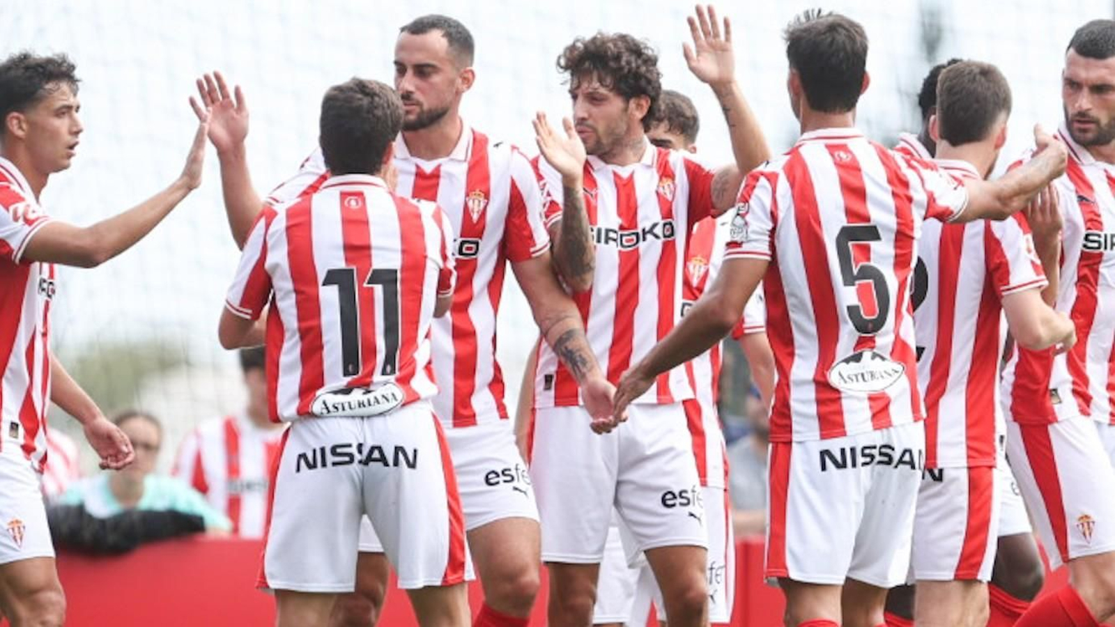 Los jugadores del Sporting celebran un gol durante un duelo de pretemporada.