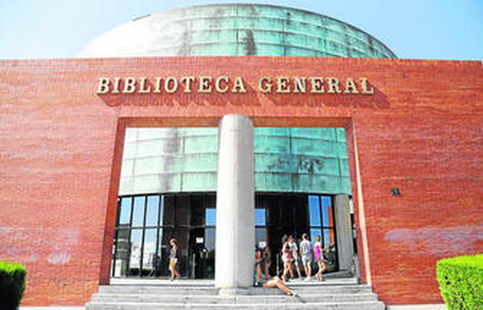 Los estudiantes toman sus descansos en la puerta de la Biblioteca General.