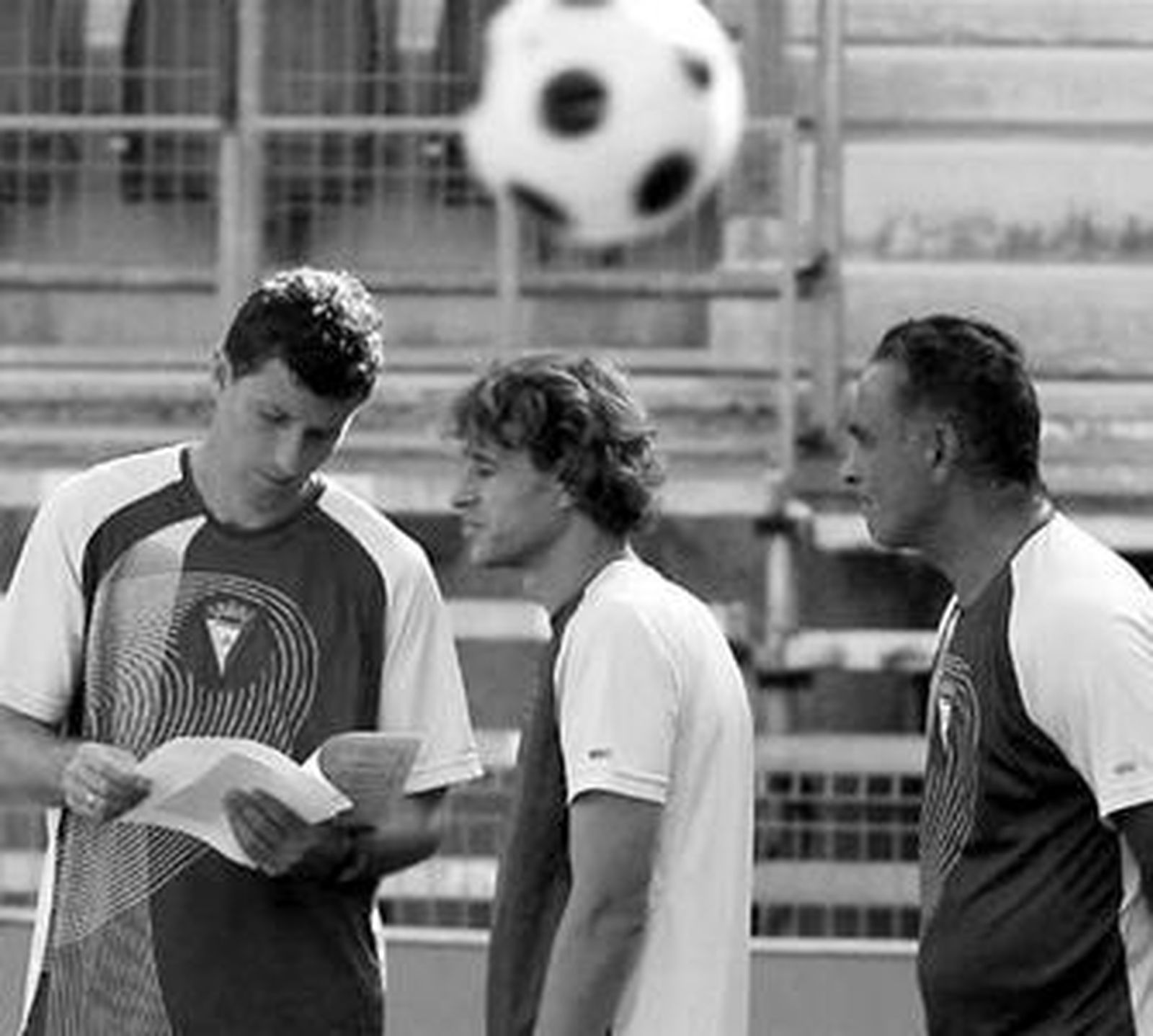 Javi Gracia consulta unos datos junto a Juan Solla y Chico Linares.