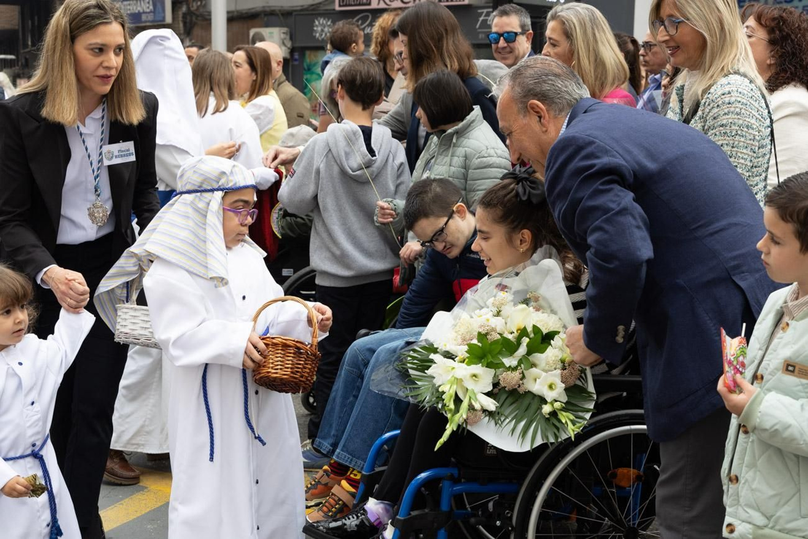 Los jiennenses se echan a la calle para presenciar la primera de las procesiones de la jornada: la Borriquilla (I)