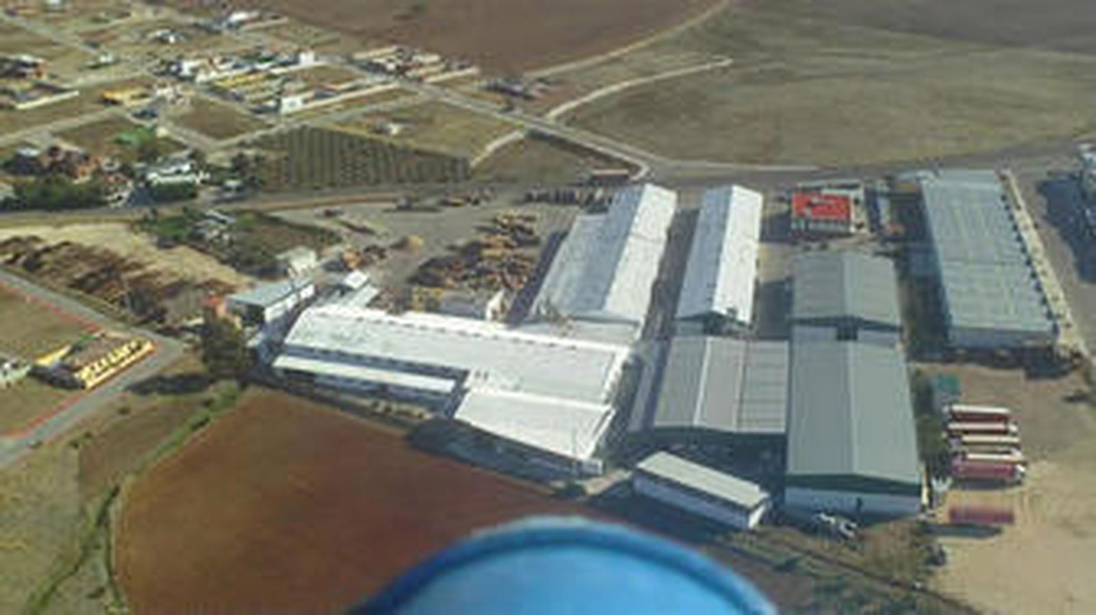 1. Vista aérea de la Cooperativa de Envases de Cañada Rosal (Coenca), ubicada en la Carretera Cañada Rosal-Écija, Kilómetro 1. 2. Una de las cadenas de montaje de la cooperativa. 3. Detalle de un momento del proceso de creación de las cajas de madera. 4. La empresa da trabajo no sólo a los socios, sino al pueblo y a la comarca. 5. Una de las apuesta de la enseña sevillana es la contratación de las mujeres de la zona. 6. En la imagen se puede observar cómo las cajas, que se utilizarán como envases para frutas y hortalizas, están prácticamente montadas y listas para su uso.