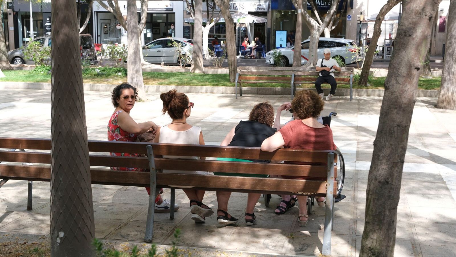 Varias mujeres descansan en la Avenida Federico García Lorca de Almería capital.