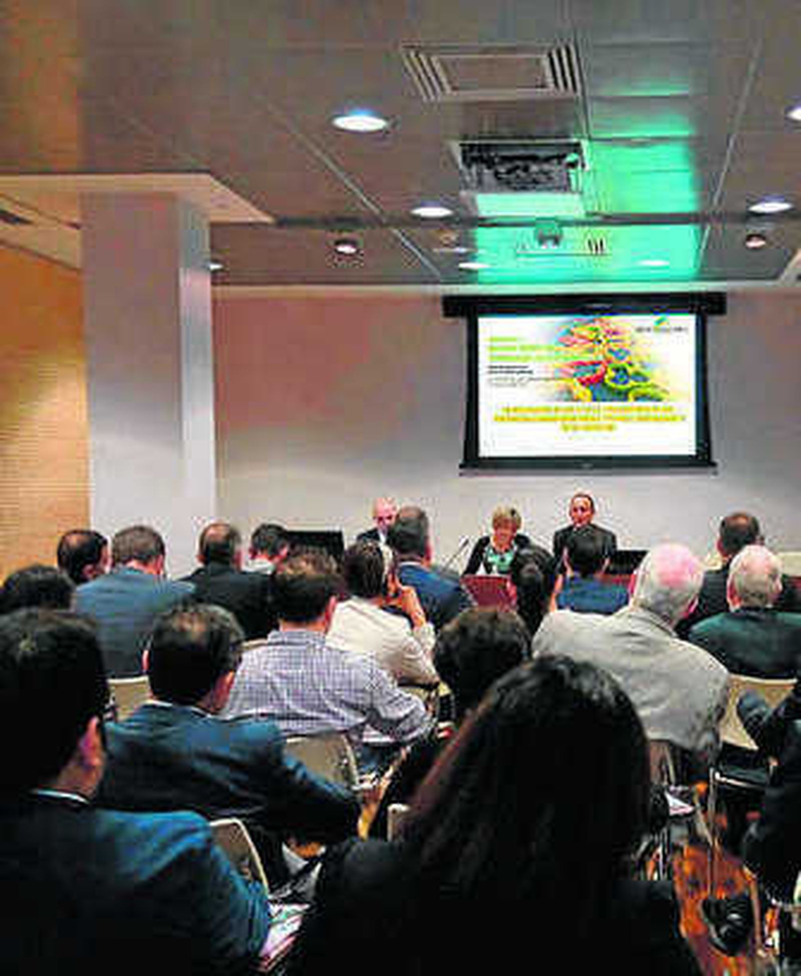 La sala, abarrotada de público.