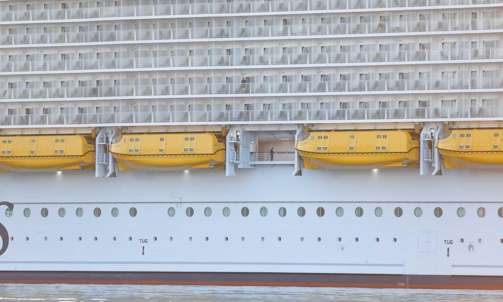 Las fotos del 'Wonder of the Seas' en sus primeras horas en el puerto de Málaga