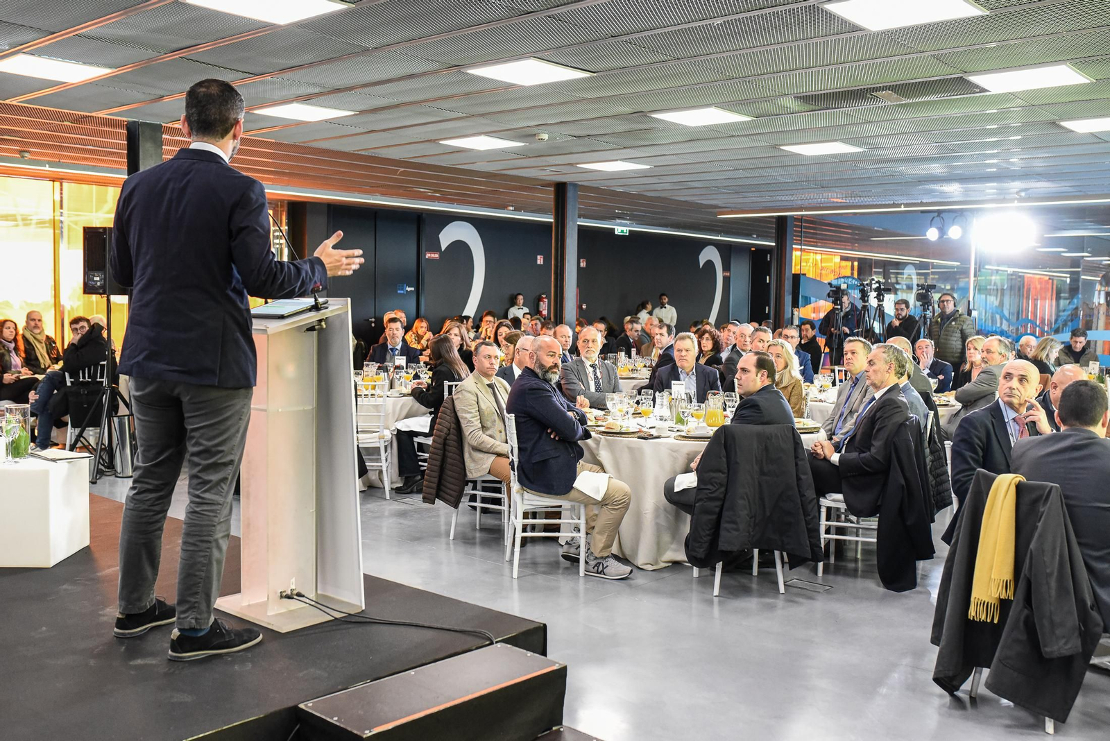 Imágenes del Desayuno Coloquio "Enomía azul, claves para el desarrollo sostenible" organizado por el Grupo Joly