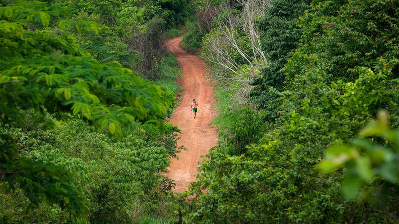 Un miembro de la tribu Suruí, del Amazonas en Brasil.