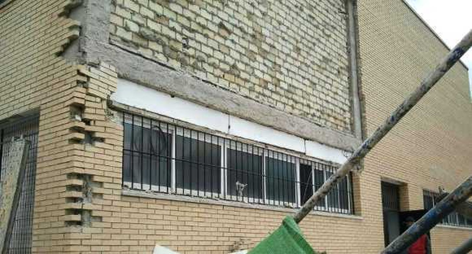 Detalle de la zona de de la fachada que se ha desprendido.