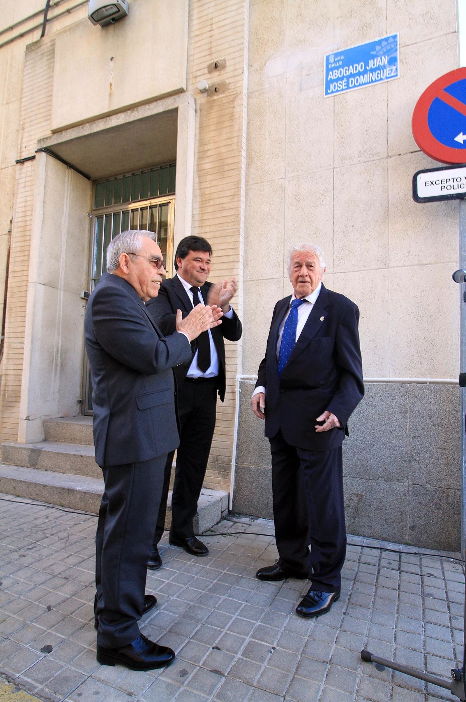Acto de rotulación de la calle Abogado Juan José Domínguez en imágenes