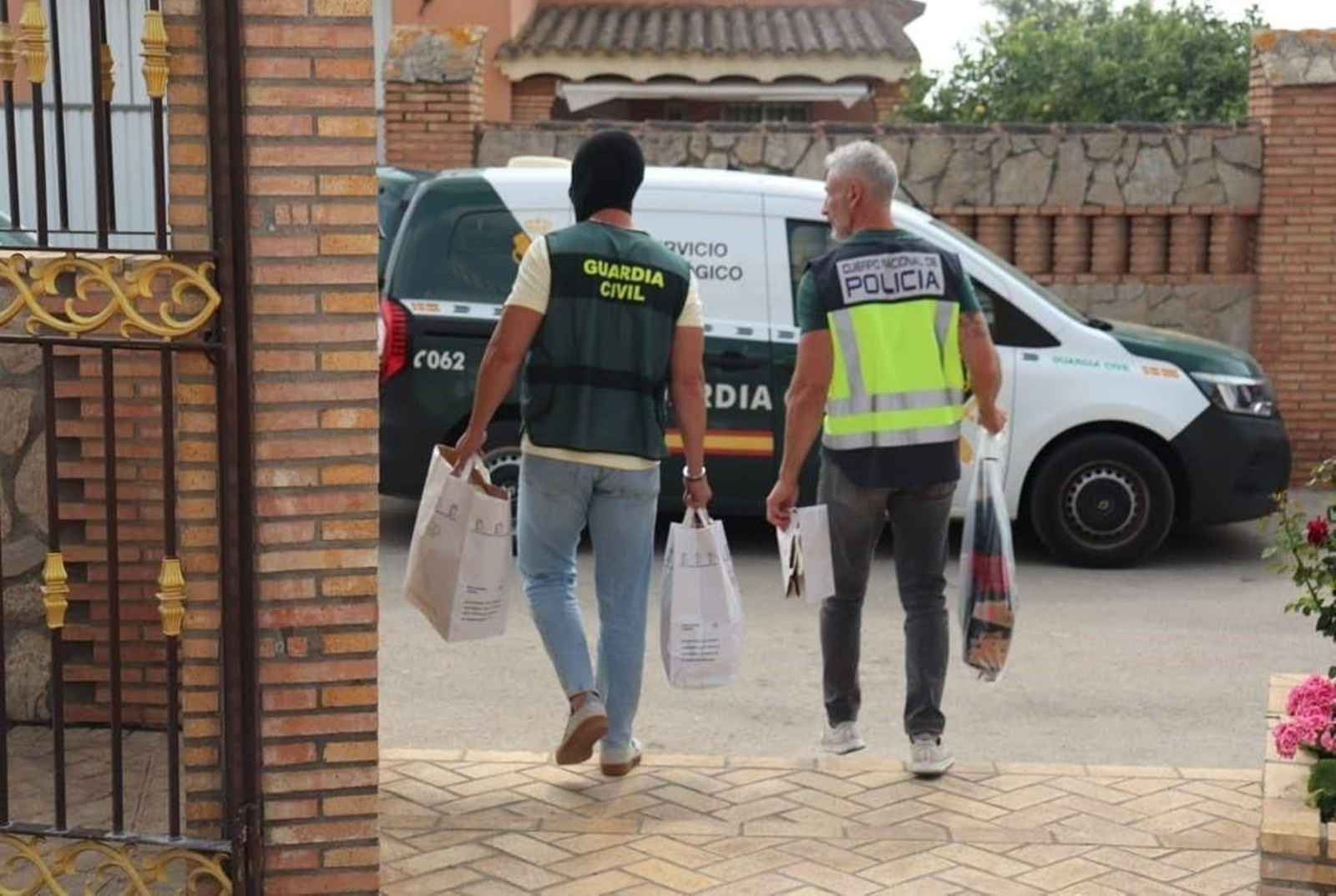 Dos agentes de Guardia Civil y Policía Nacional después de un registro en una vivienda de Chiclana.