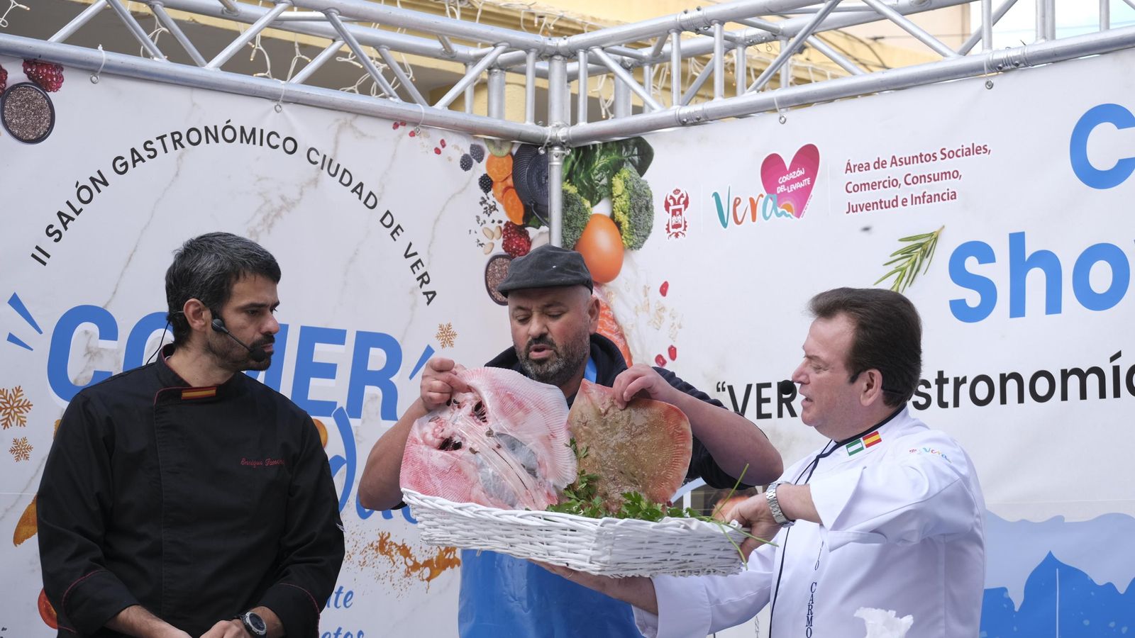 Antonio Carmona recibe un pescado de Pedro García.