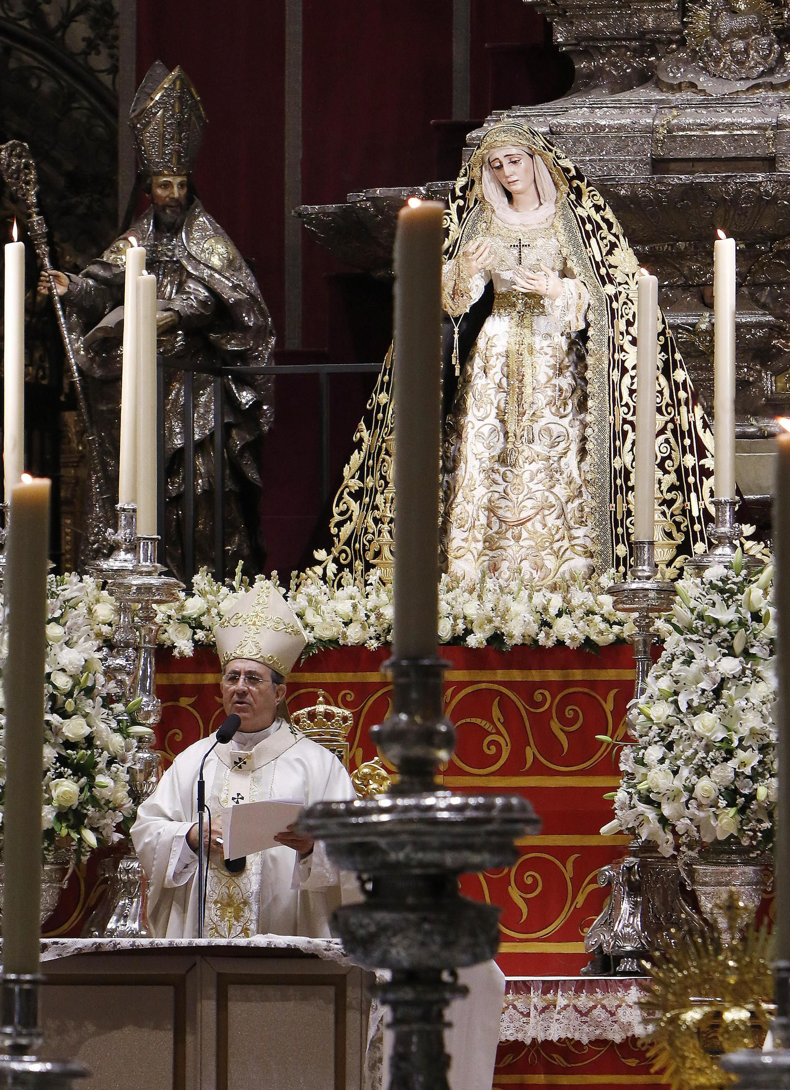 Imágenes de la Coronación de la Virgen de al Victoria y de su regreso a tu templo