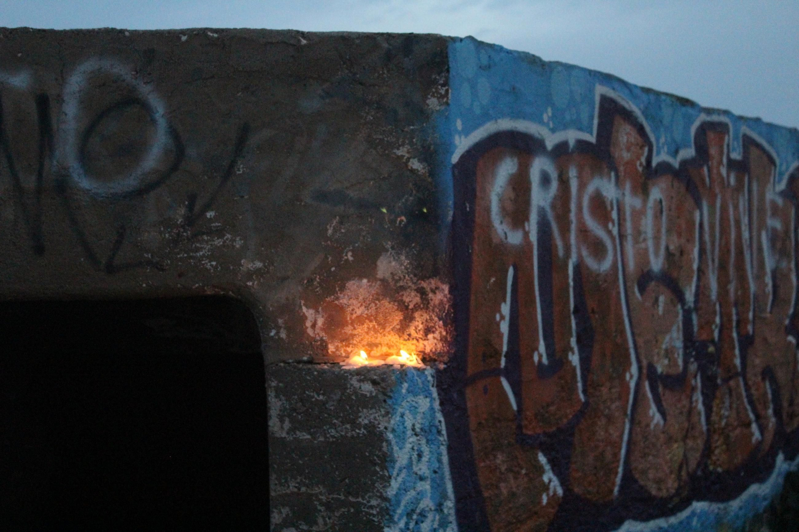 Garrucha rinde homenaje a Lucca con velas y flores en el lugar dnde apareció su cadáver