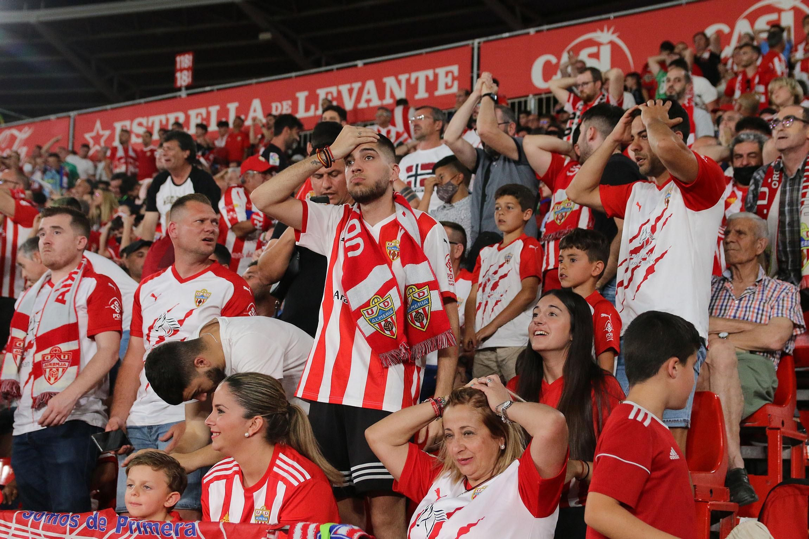 Las imágenes de la decepción de los aficionados del Almería