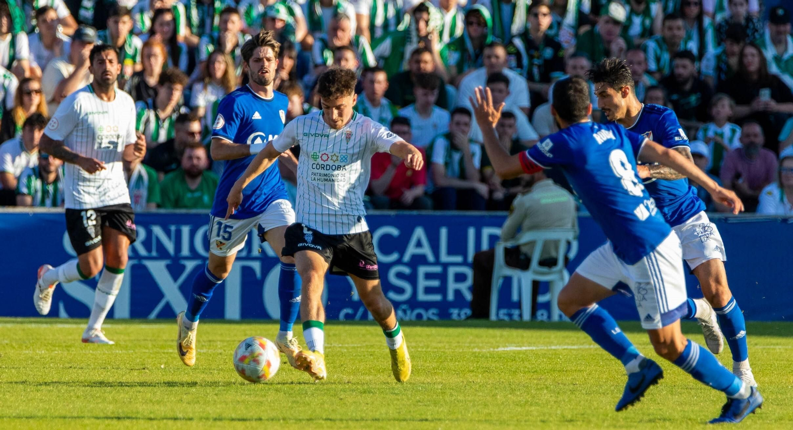 Armando Shashoua pasa el  balón en un lance del Linares - Córdoba CF.
