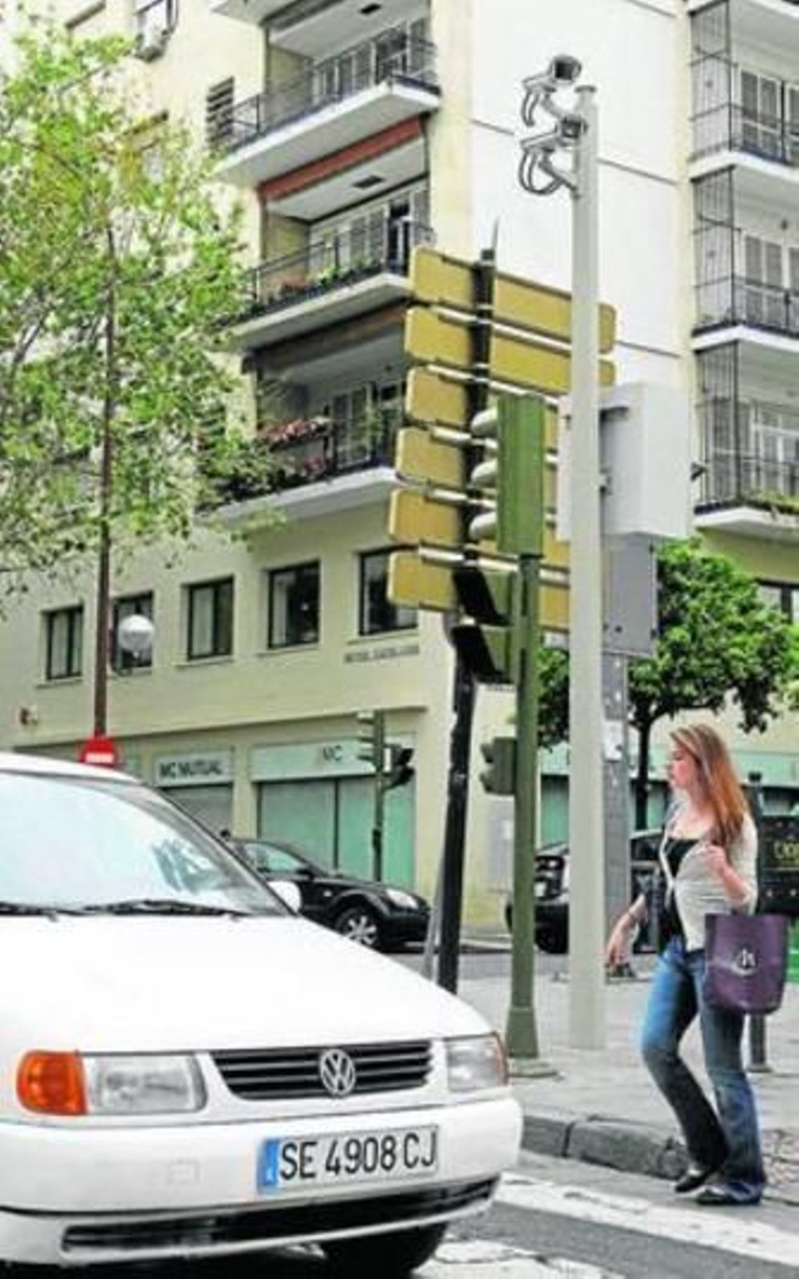 Una joven pasa ante la cámara de Reyes Católicos.