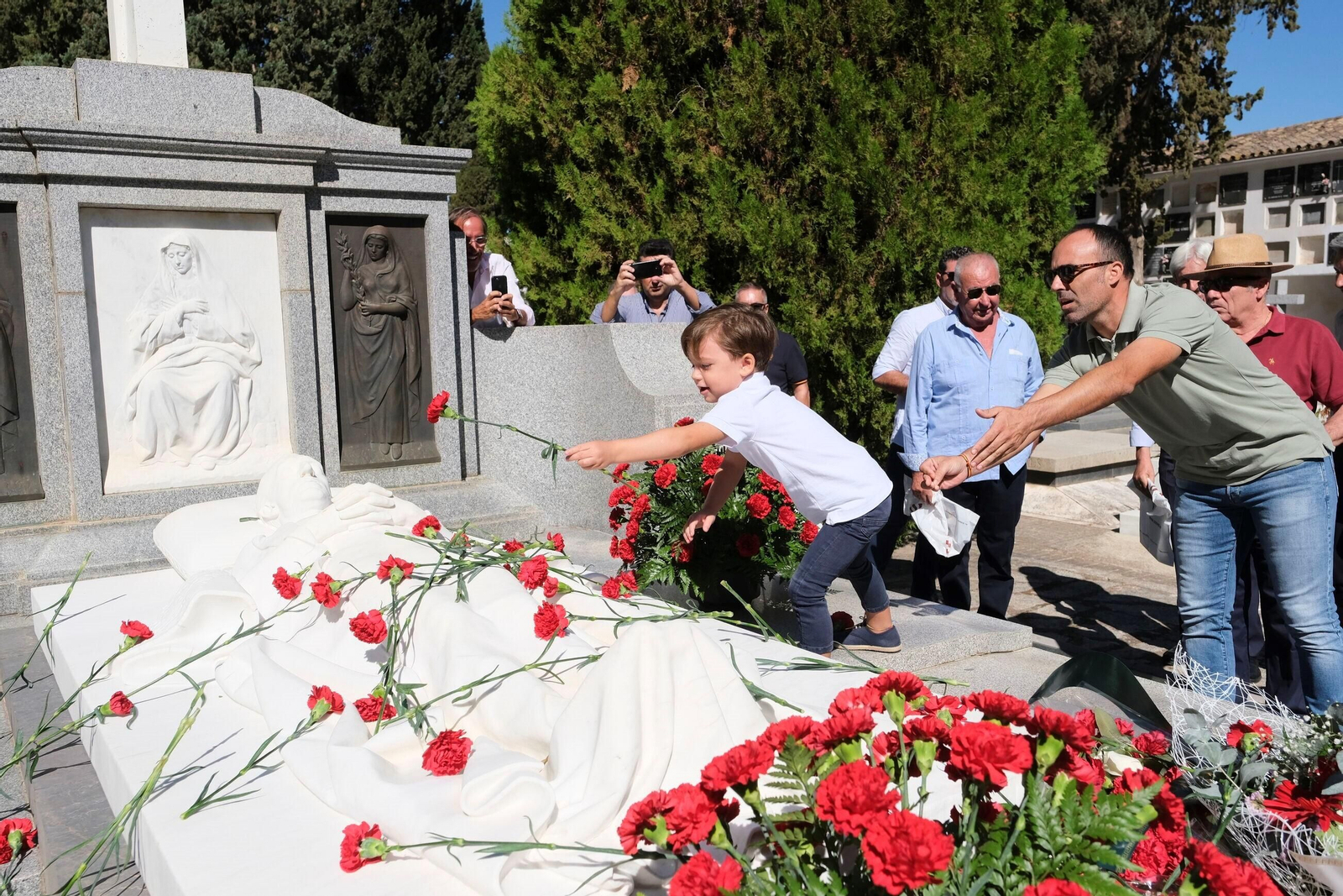 Las fotografías de la ofrenda floral a Manolete en Córdoba: entre claveles rojos y hazañas