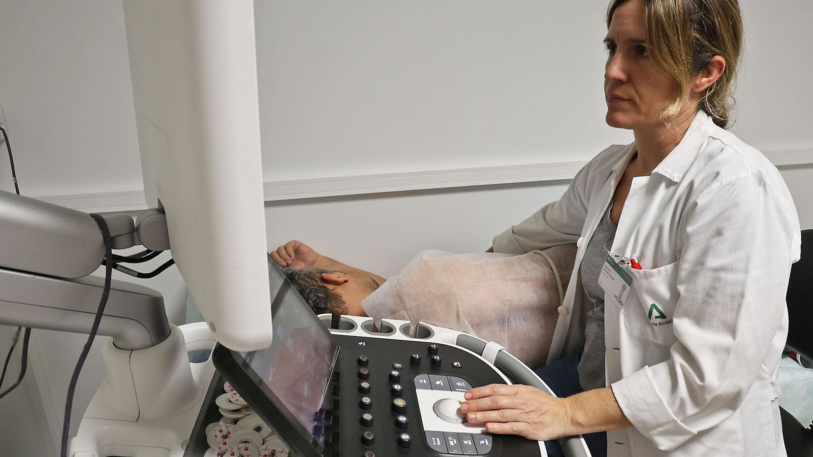 Realización de una cardiografía por una especialista de Cardiología.