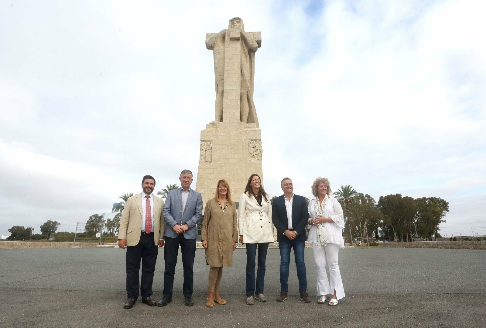 Las autoridades, ante el Monumento a Colón.