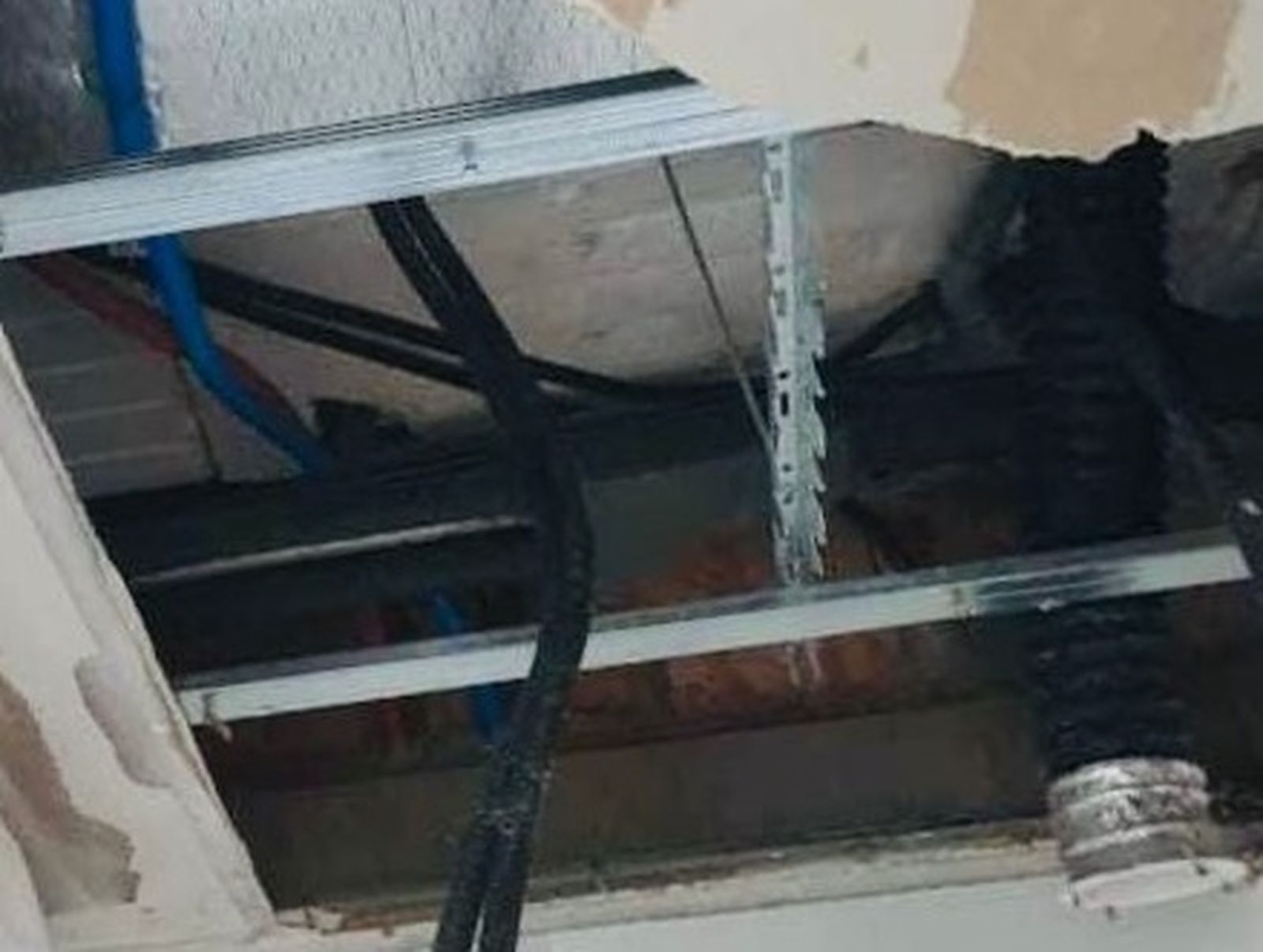 Techo caído en la Escuela de Adultos de San Fernando, una de las deficiencias denunciadas.