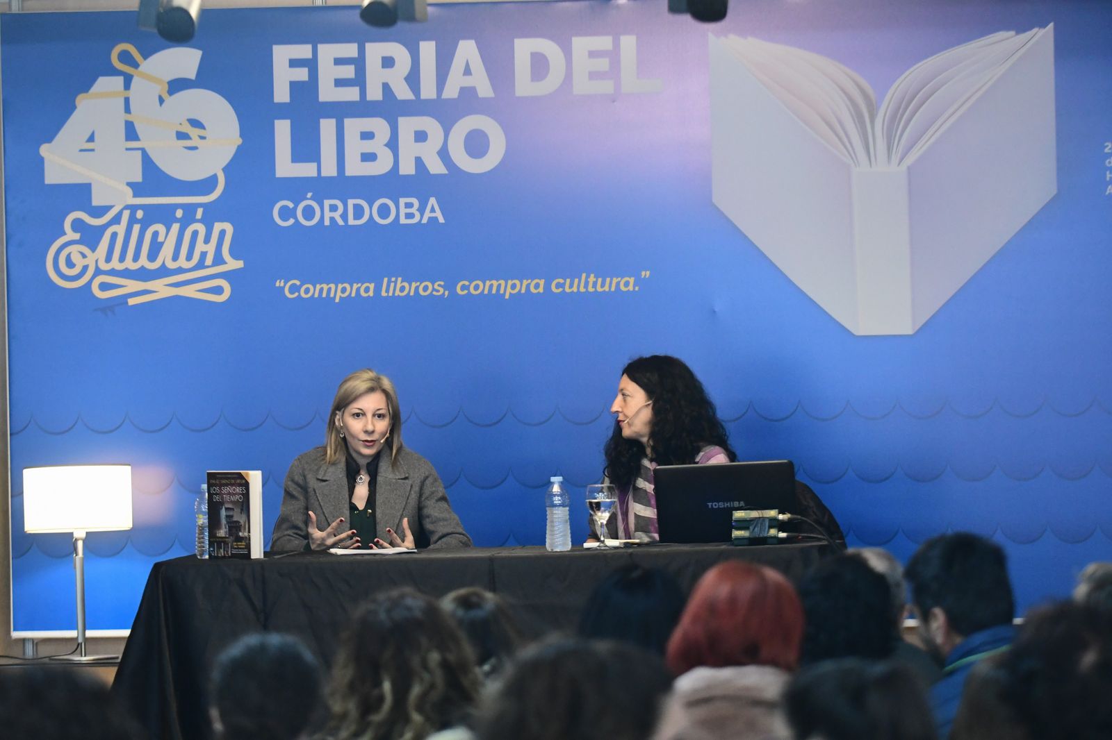 Eva García Sáenz de Urturi, acompañada por María Rivas, en la presentación de ‘Los señores del tiempo’.
