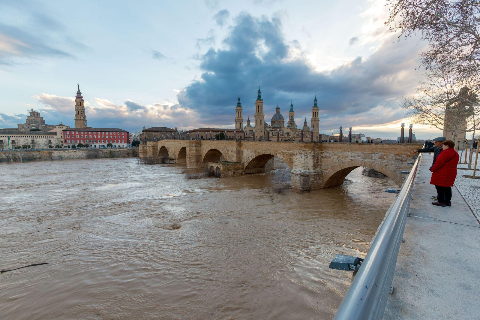 Imágenes de la crecida del río Ebro a su paso por Zaragoza