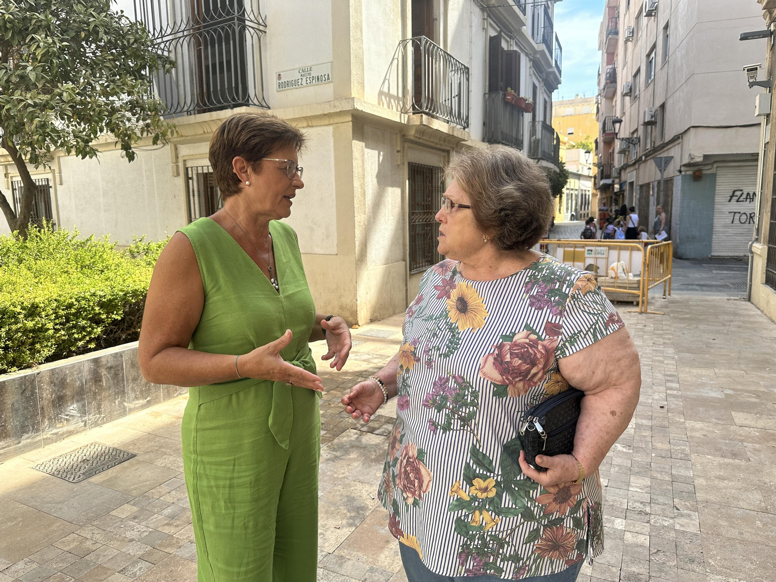 La portavoz municipal del PSOE, Adriana Valverde, con Dolores Martínez en el entorno del Hospital Provincial.
