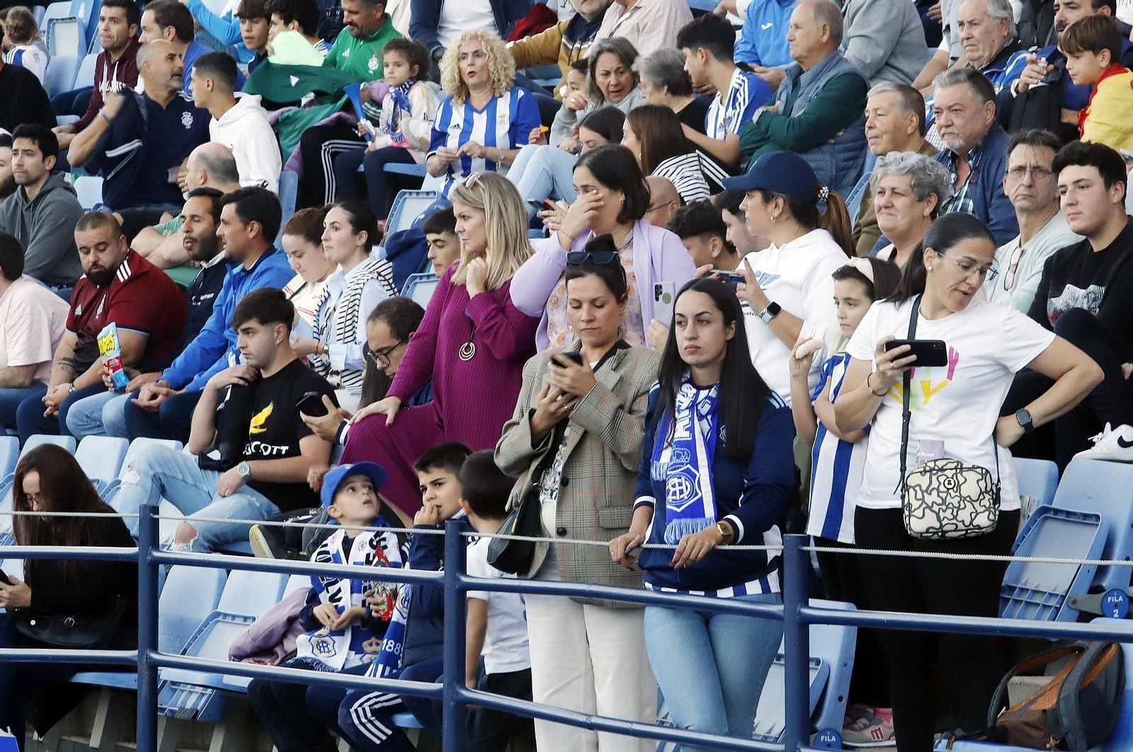 Gran ambiente en las gradas del Nuevo Colombino para el Recre-At Sanluqueño, en imágenes