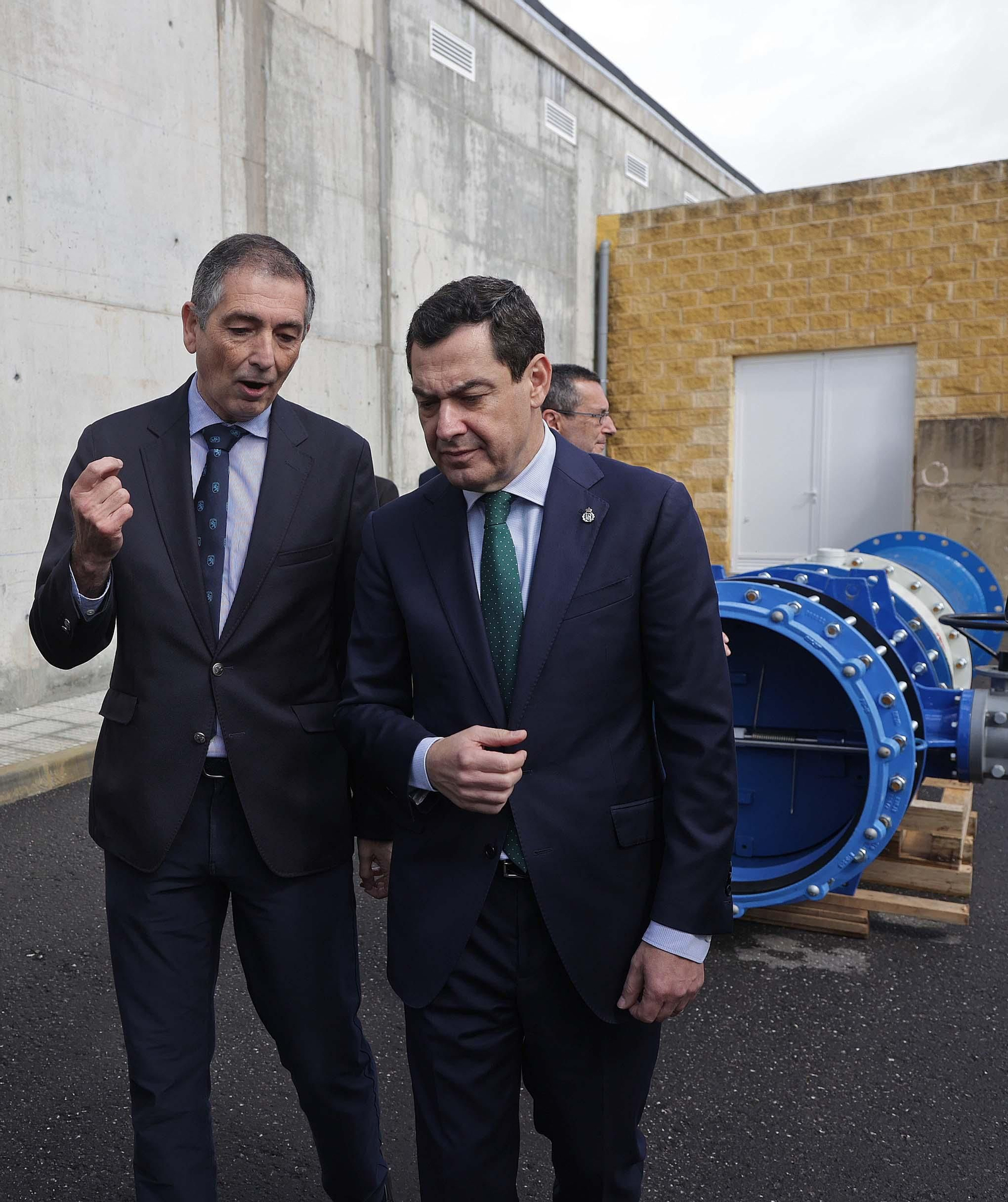 Juanma Moreno inaugura en Castellar la nueva tubería de agua para abastecer la zona norte de San Roque y el Valle del Guadiaro, en imágenes